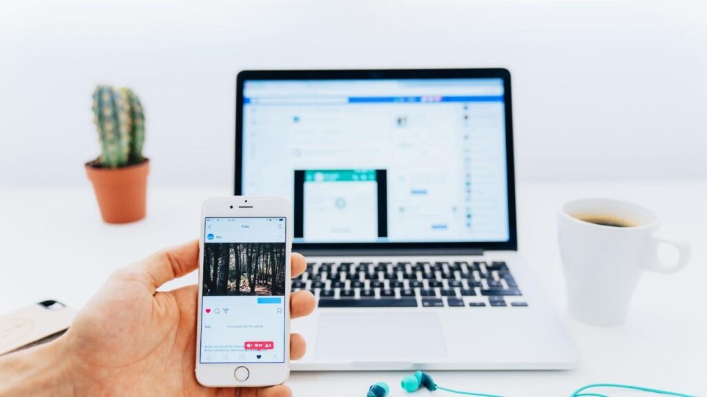 imagen de celular y computadora - atencion al cliente en instagram.